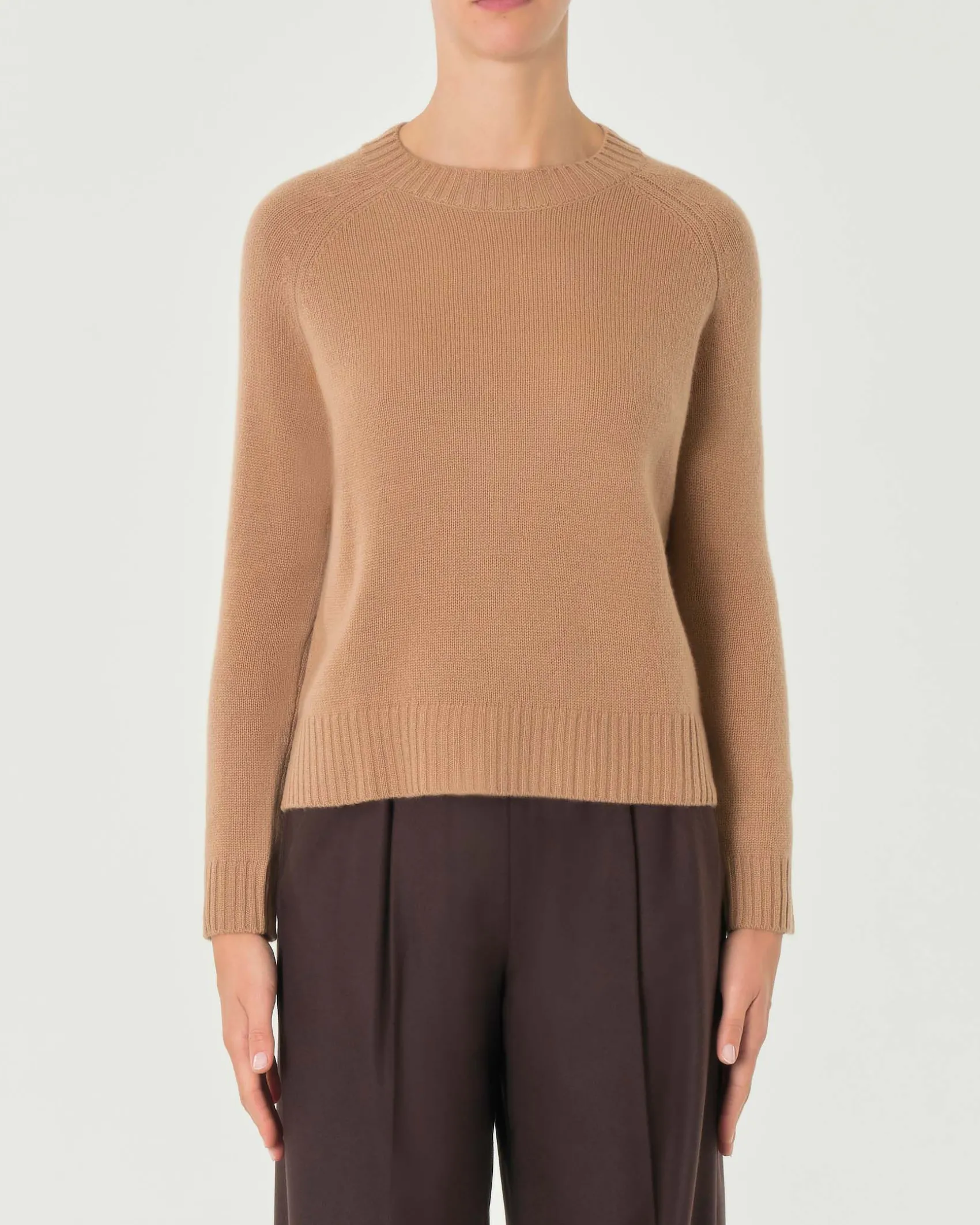 Maglia color cammello in cashmere con scollo tondo e spacchetti laterali
