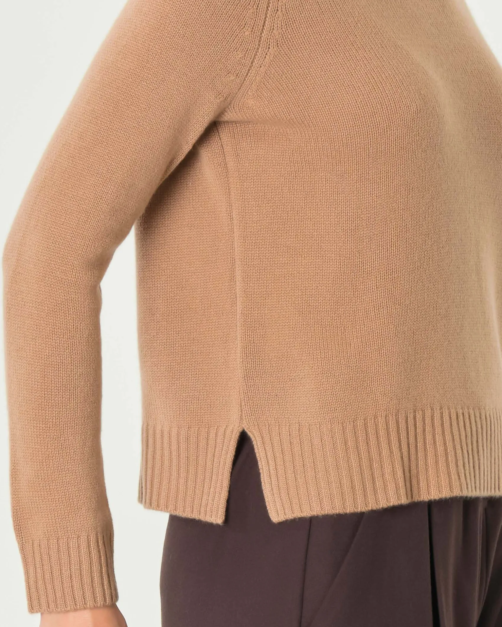 Maglia color cammello in cashmere con scollo tondo e spacchetti laterali