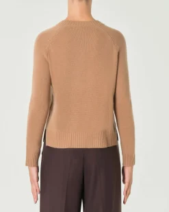 Maglia color cammello in cashmere con scollo tondo e spacchetti laterali