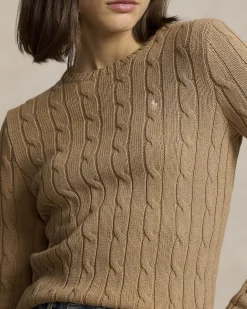 Maglia color cammello lavorata a trecce in puro cotone con logo ricamato a contrasto sul petto