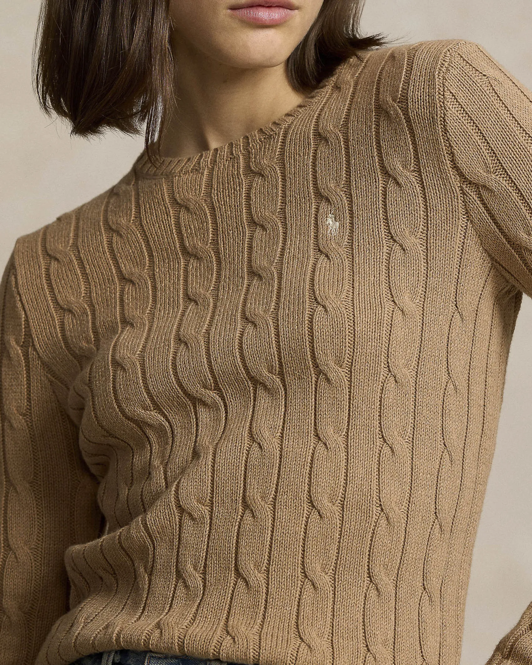 Maglia color cammello lavorata a trecce in puro cotone con logo ricamato a contrasto sul petto