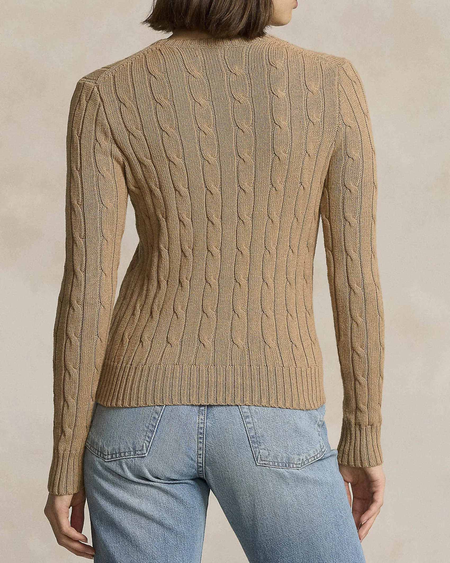 Maglia color cammello lavorata a trecce in puro cotone con logo ricamato a contrasto sul petto