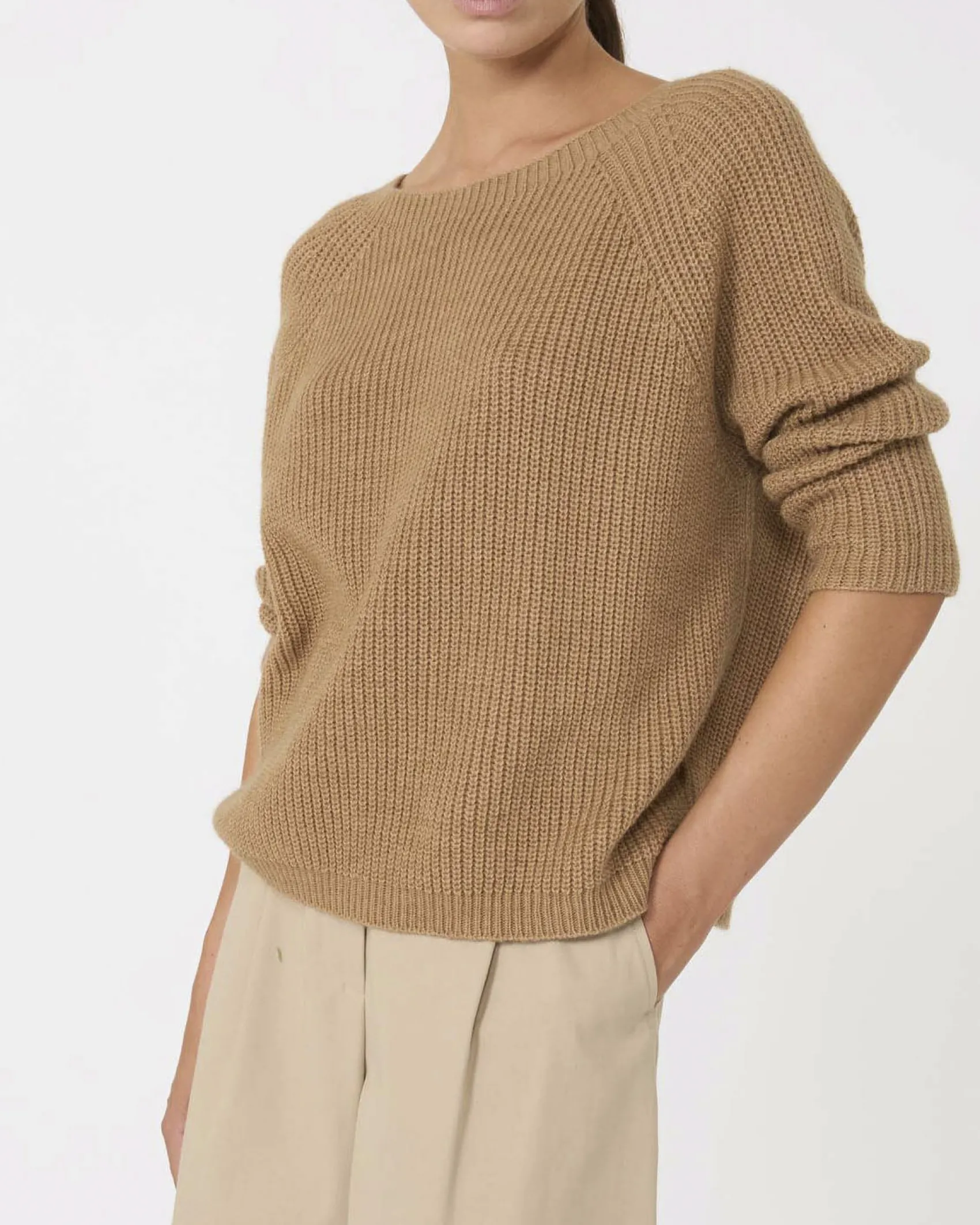 Maglia color cammello Weekend Max Mara in misto mohari a coste con maniche raglan