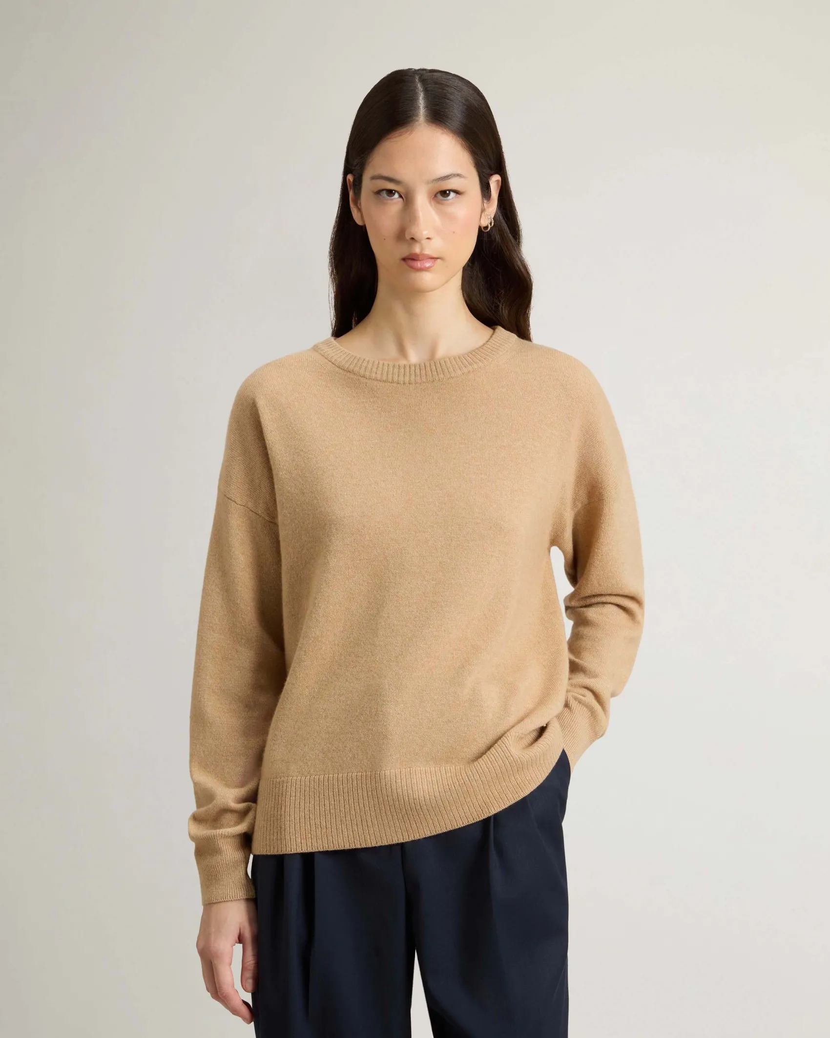 Maglia color cammello Woolrich in lana e cashmere dalla linea boxy con scollo tondo