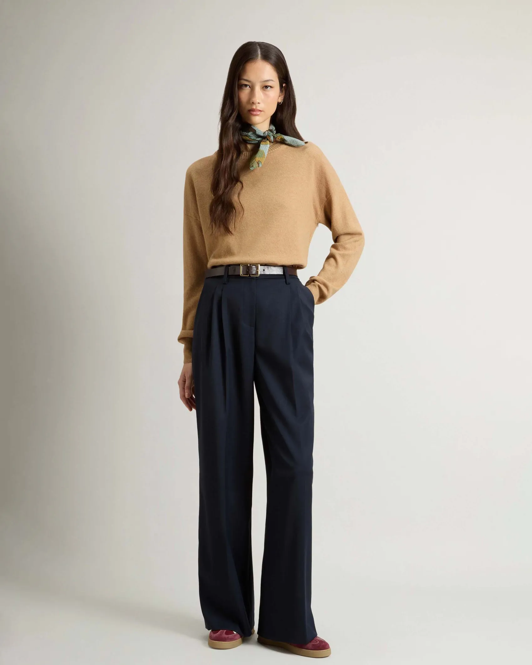 Maglia color cammello Woolrich in lana e cashmere dalla linea boxy con scollo tondo