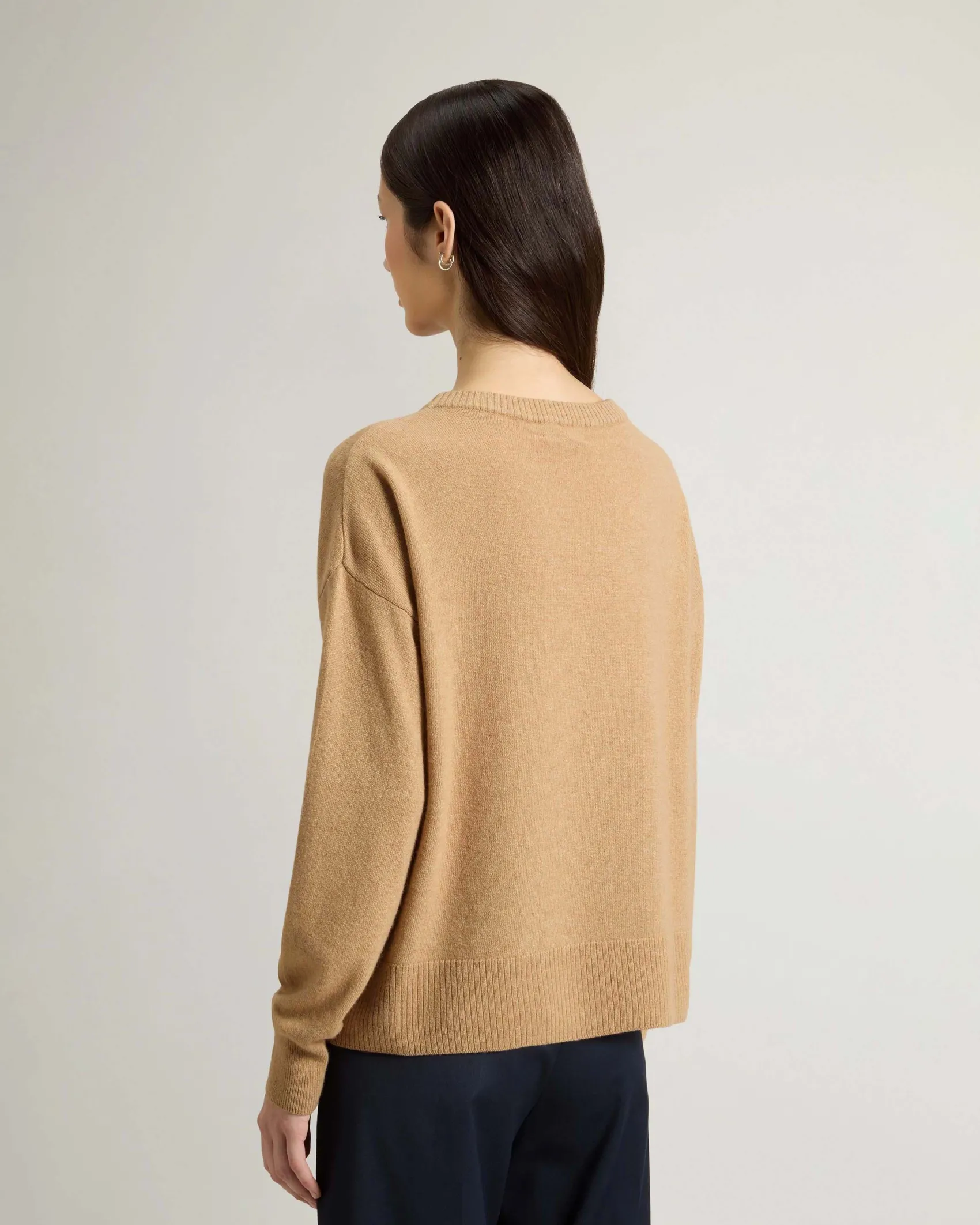 Maglia color cammello Woolrich in lana e cashmere dalla linea boxy con scollo tondo