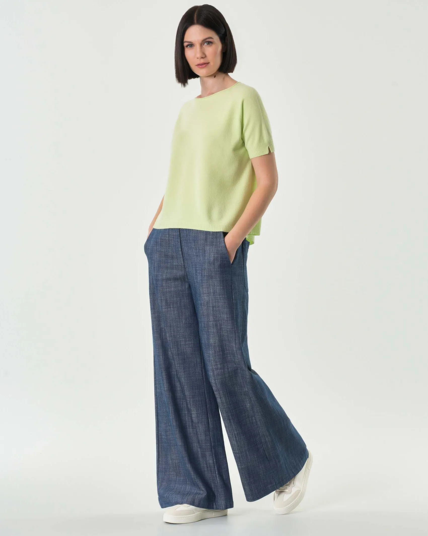 Maglia color lime in misto viscosa a maniche corte con spacchetto sul fondo posteriore