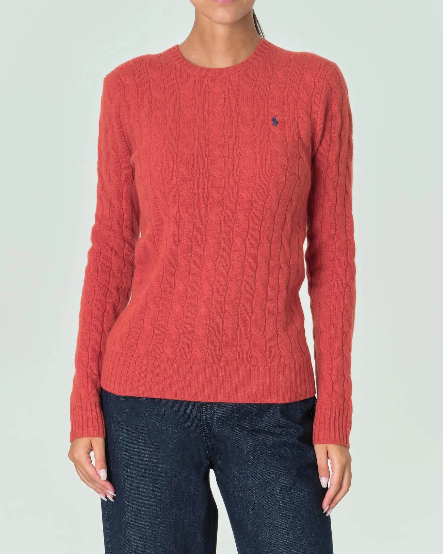Maglia color mattone lavorata a trecce in misto lana e cachemire con logo ricamato a contrasto sul petto