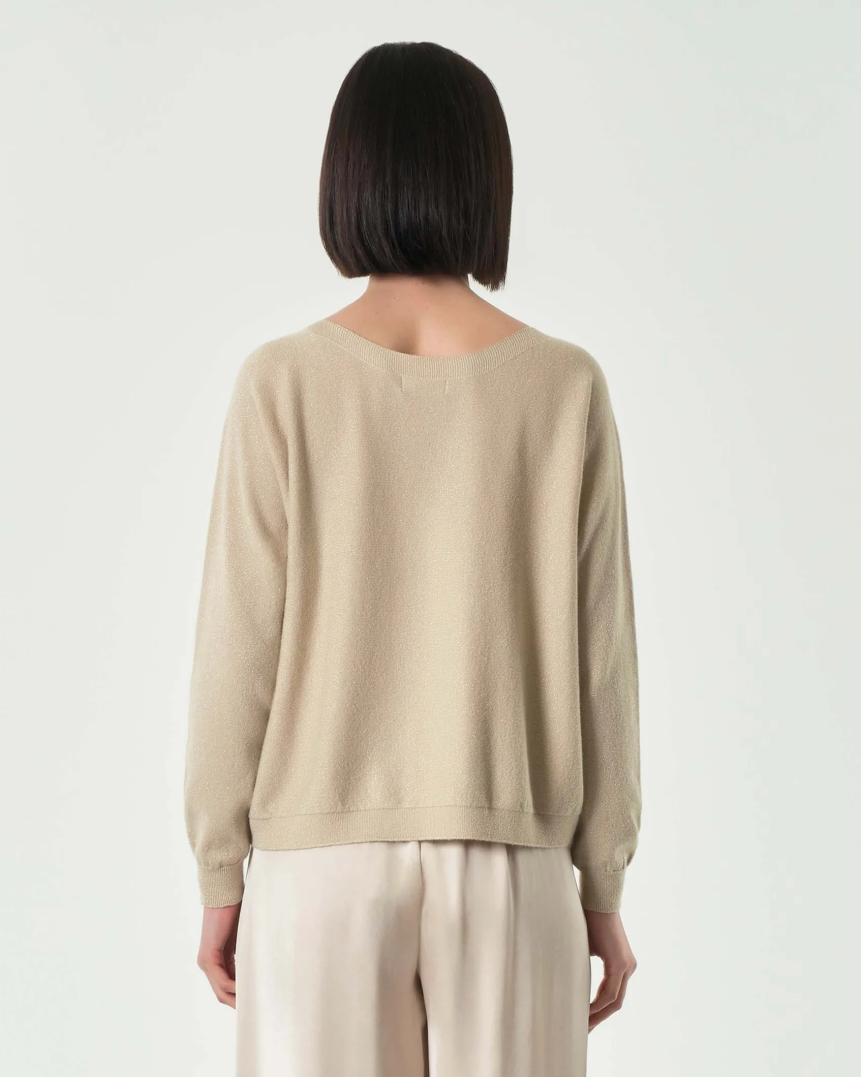 Maglia color oro in misto viscosa con inserti in lurex e scollo a barchetta