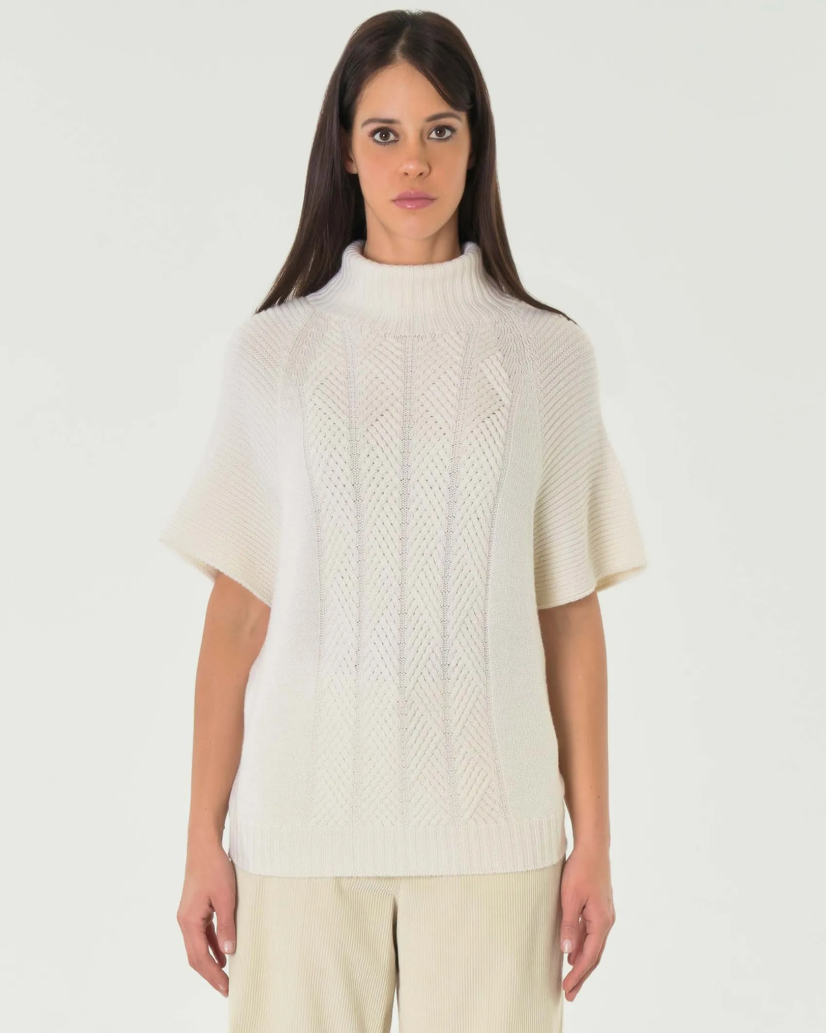 Maglia color panna in lana Tollegno con maniche corte a kimono e lavorazione a punti differenti