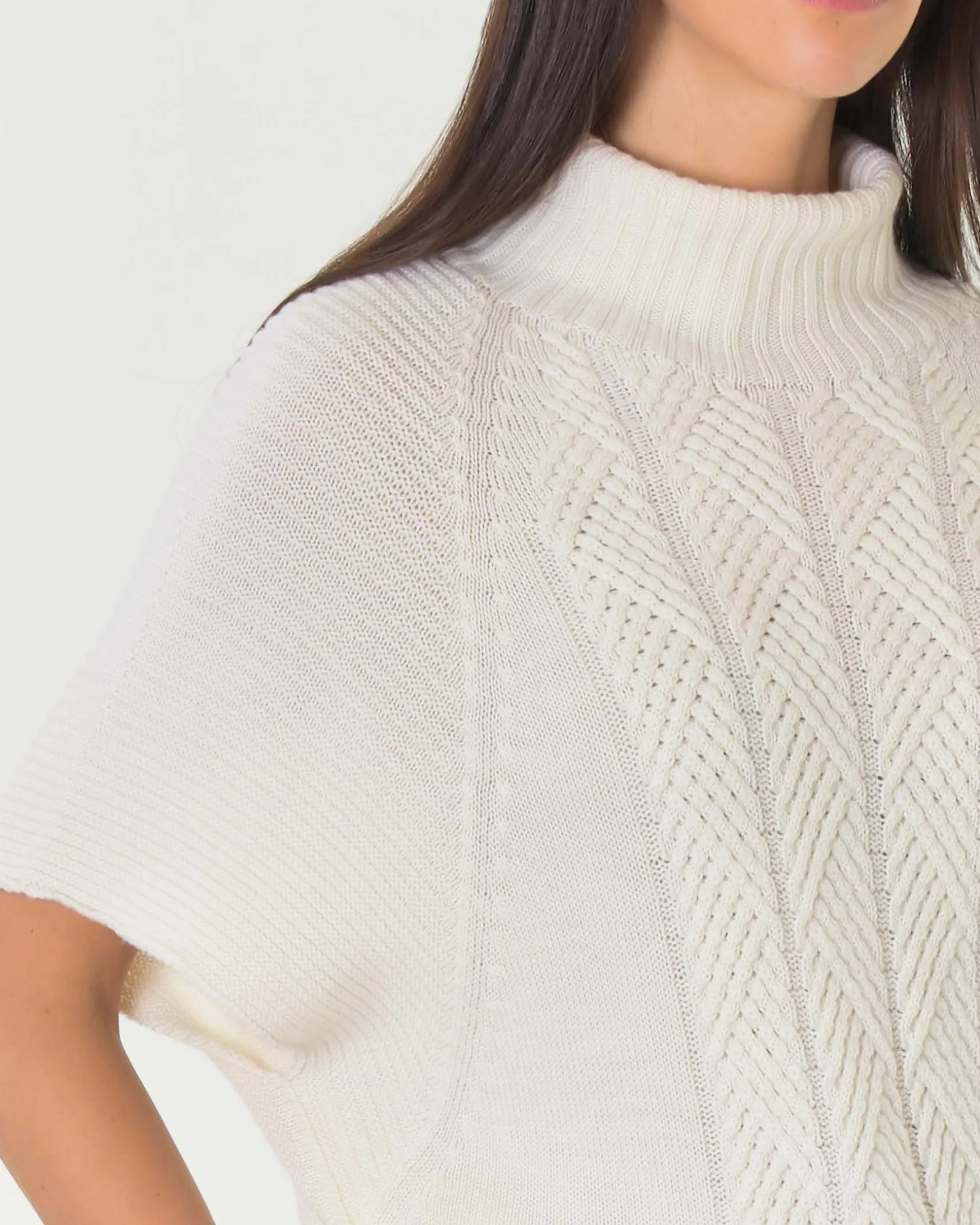 Maglia color panna in lana Tollegno con maniche corte a kimono e lavorazione a punti differenti