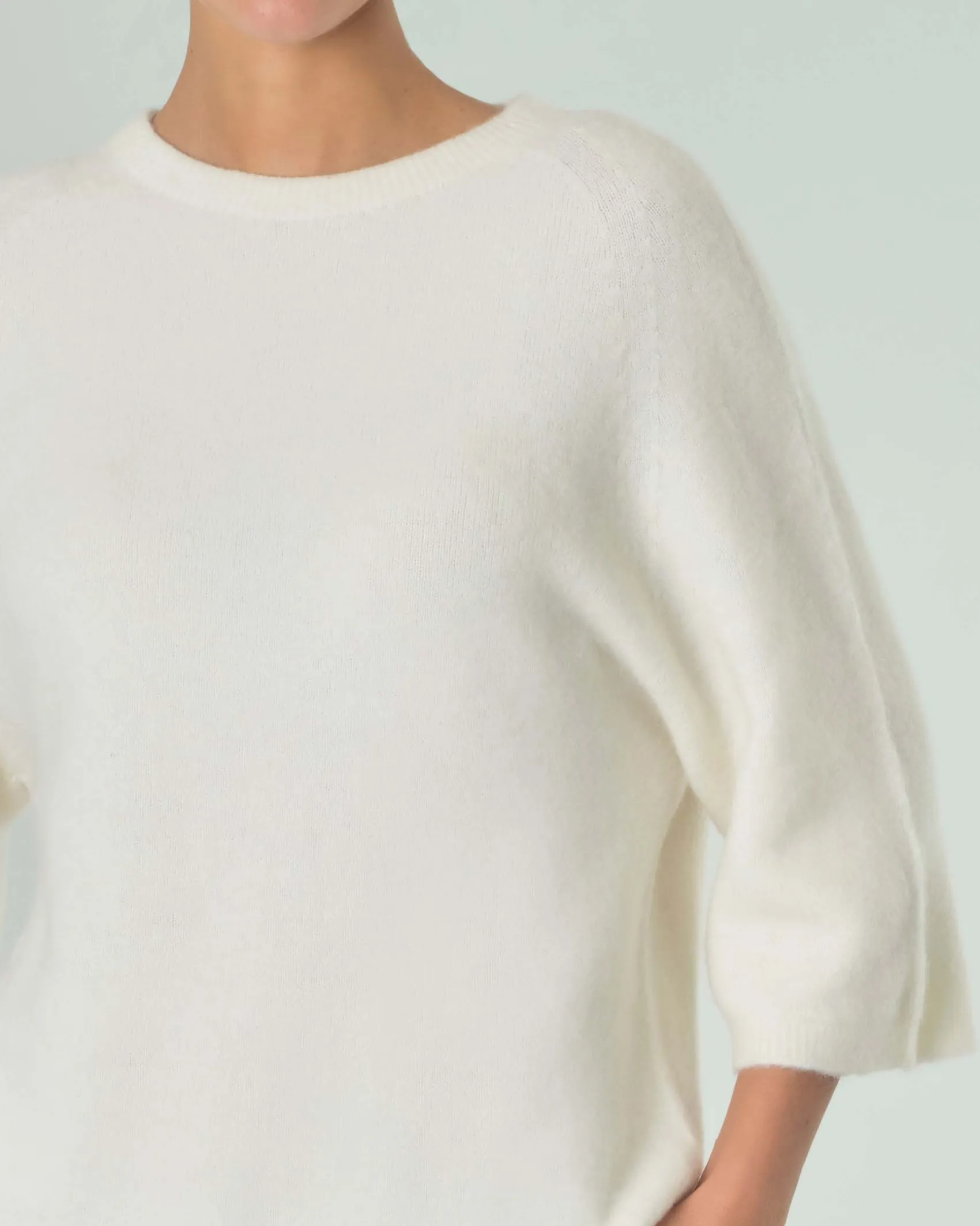 Maglia color panna in misto alpaca con scollo tondo e maniche ampie a tre quarti