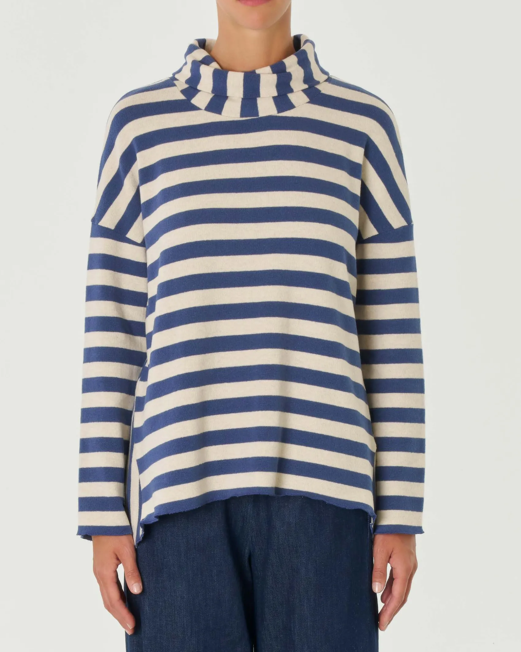 Maglia ecrù e avio con motivo a righe in cotone stretch con collo a ciambella