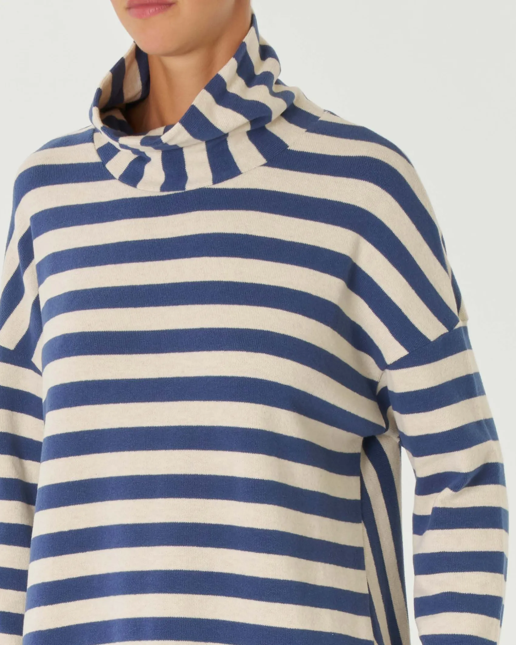 Maglia ecrù e avio con motivo a righe in cotone stretch con collo a ciambella