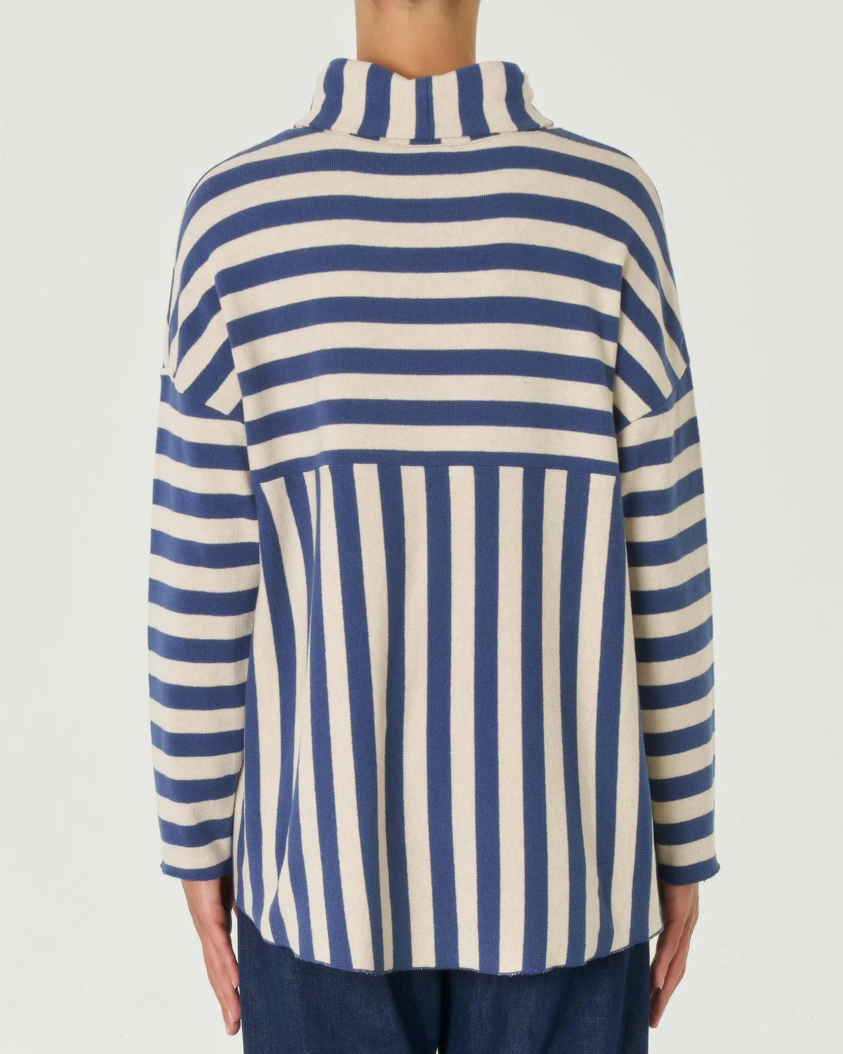 Maglia ecrù e avio con motivo a righe in cotone stretch con collo a ciambella