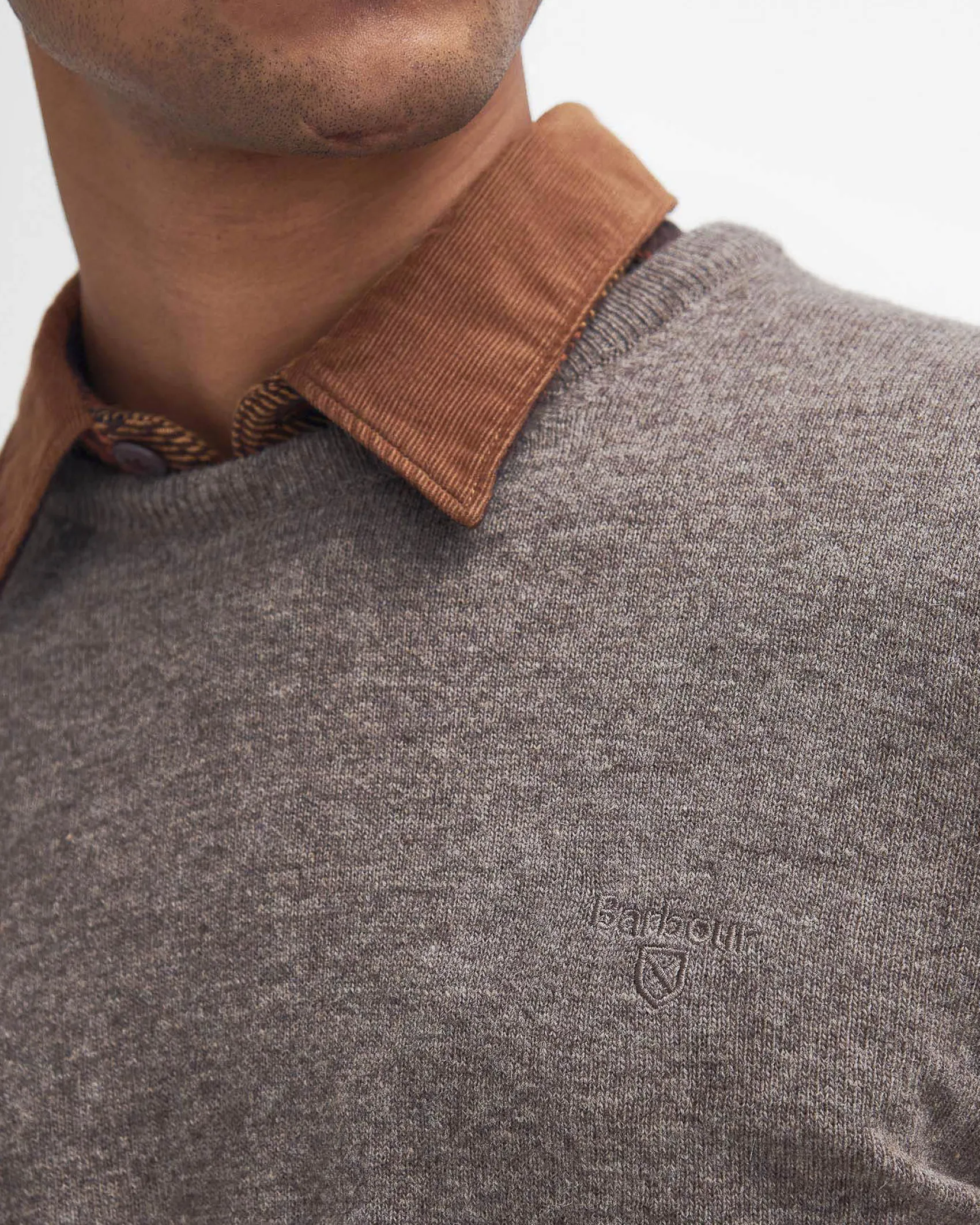 Maglia girocollo Barbour color noce in pura lana