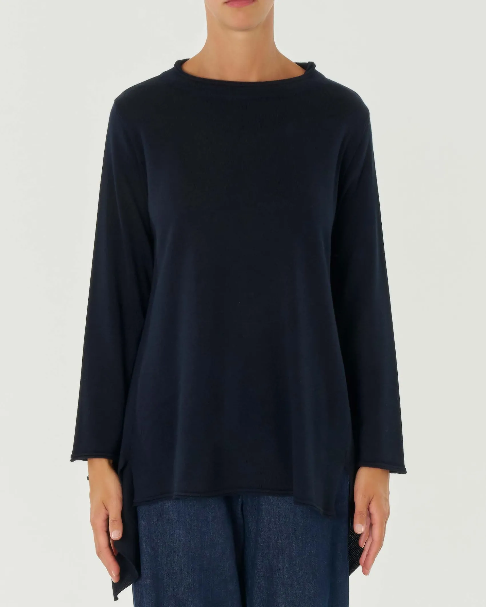Maglia girocollo blu ampia in lana merino con fondo più lungo a punte sul retro