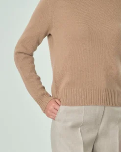 Maglia girocollo in puro cashmere color cammello