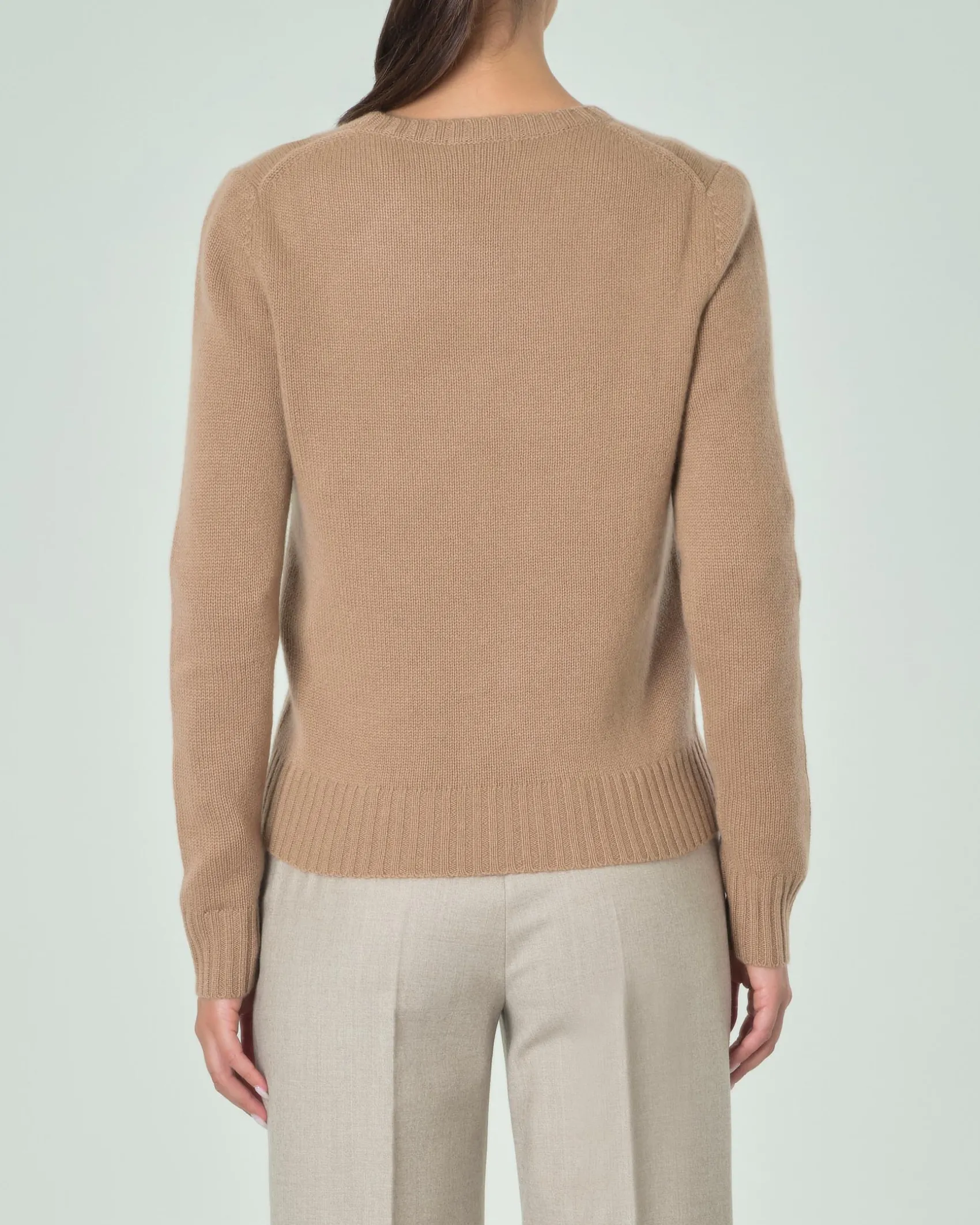 Maglia girocollo in puro cashmere color cammello