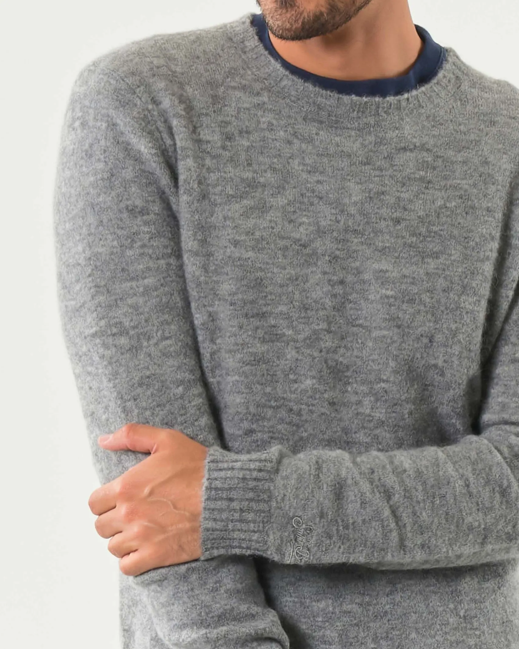 Maglia girocollo MC2 Saint Barth grigia in alpaca con logo ricamato in tono sul petto