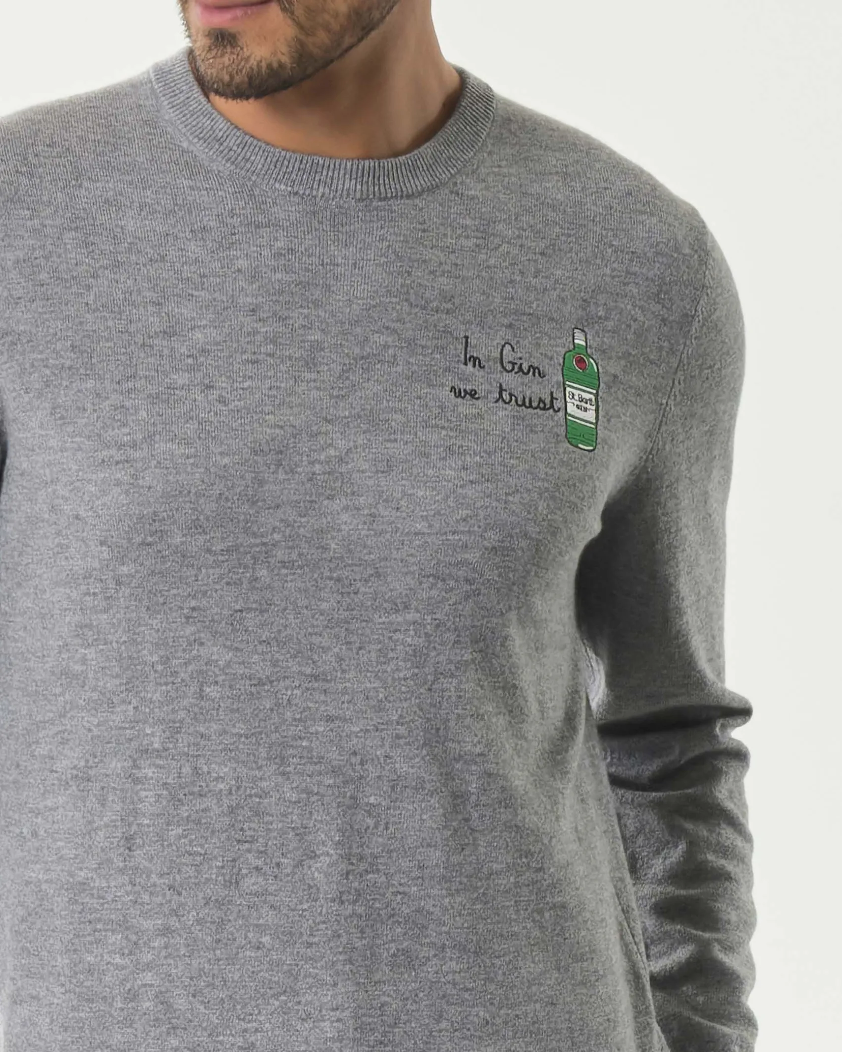 Maglia girocollo MC2 Saint Barth grigia in lana e cashmere con ricamo In Gin We Trust sul petto