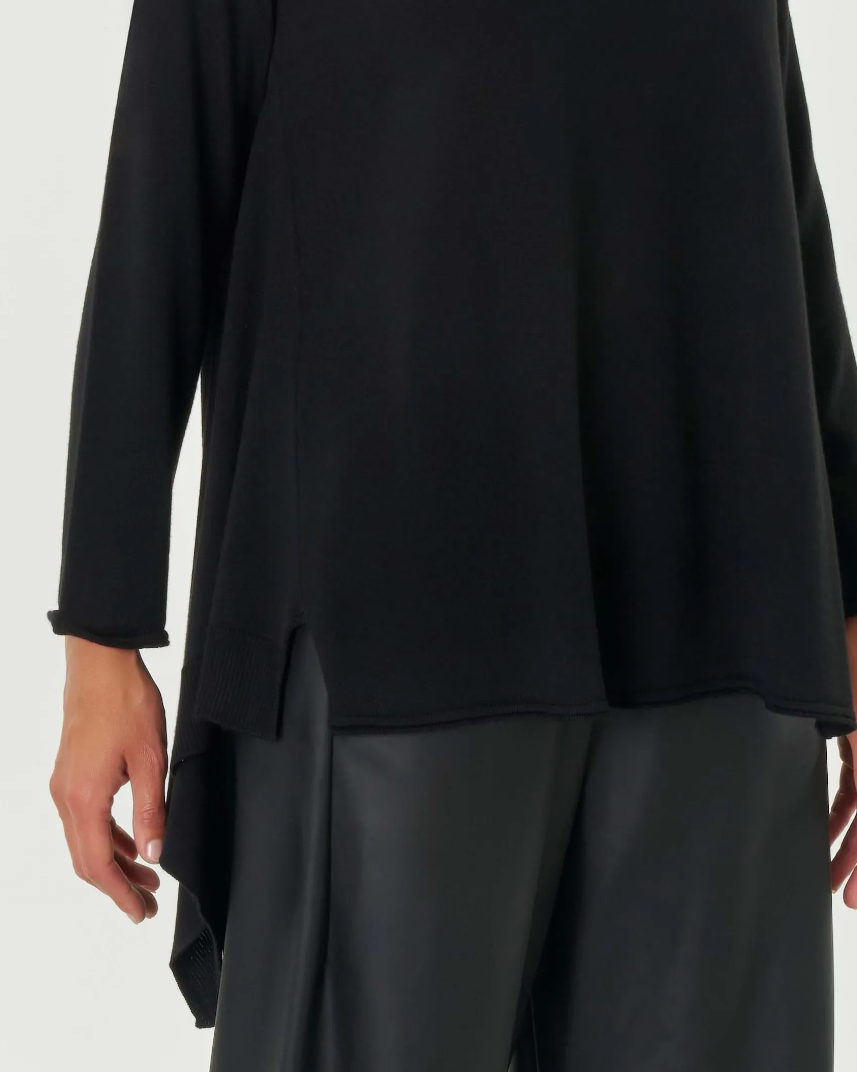 Maglia girocollo nero ampia in lana merino con fondo più lungo a punte sul retro