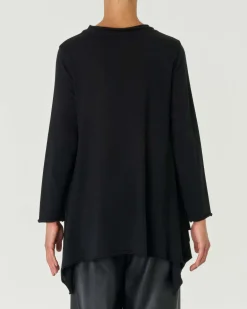 Maglia girocollo nero ampia in lana merino con fondo più lungo a punte sul retro