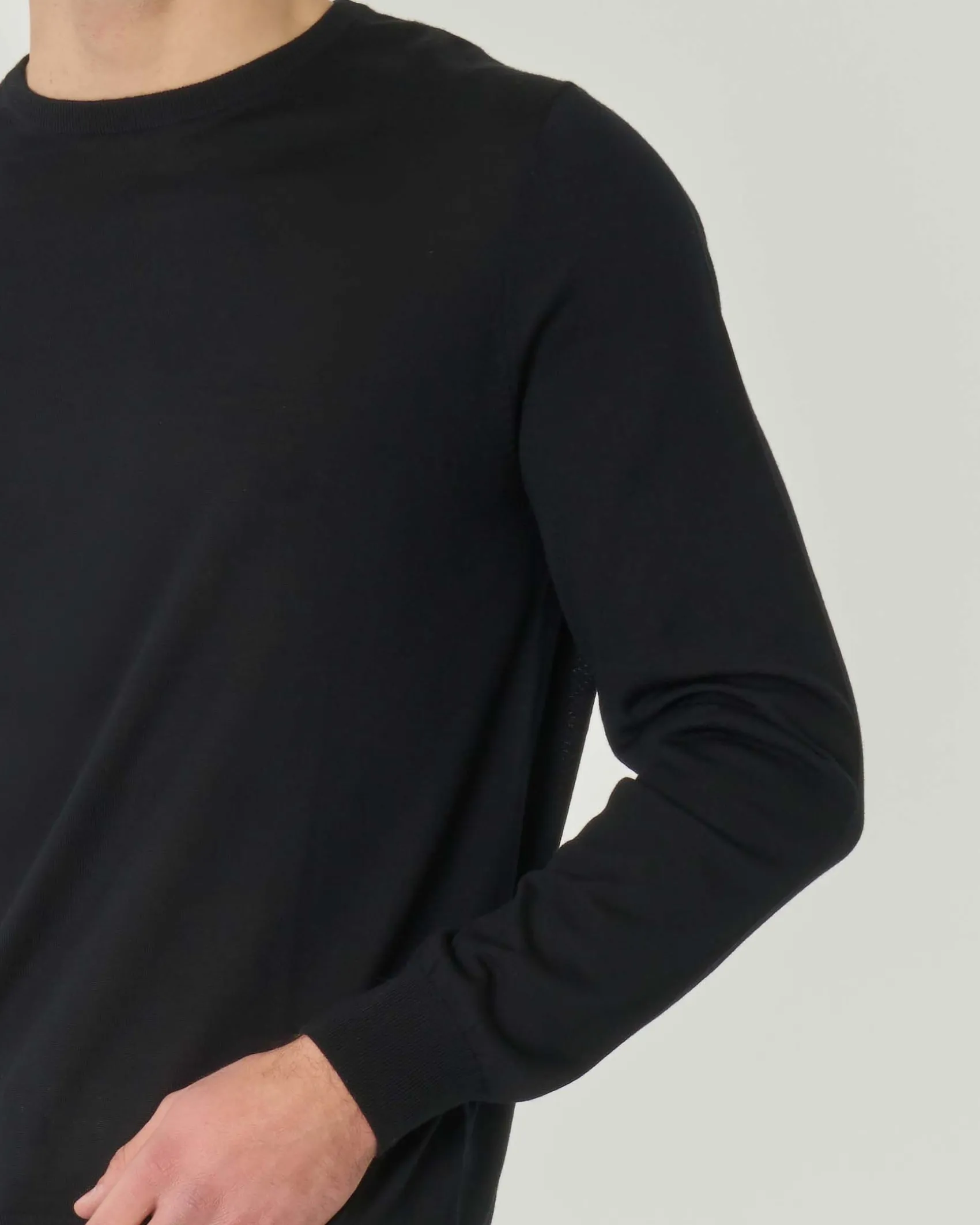Maglia girocollo Pellizzari nera in pura lana merinos ultrafine