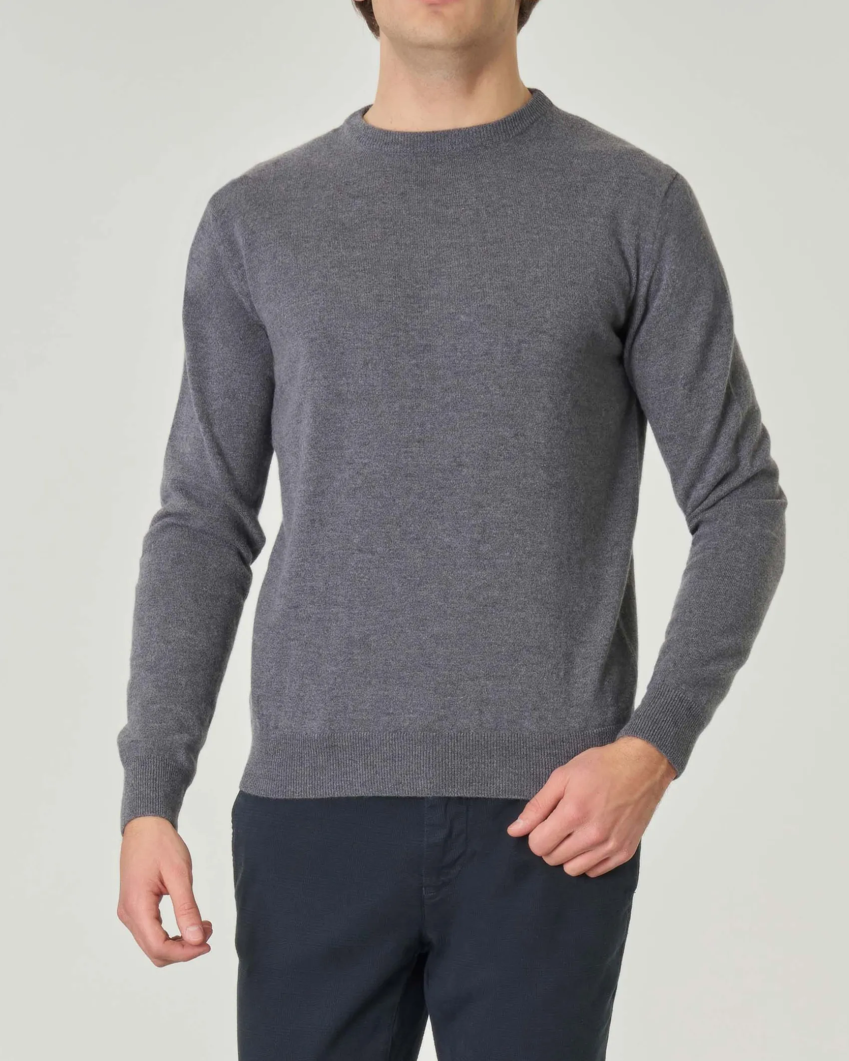 Maglia girocollo Pellizzari grigio antracite in misto lana e cachemire finezza 12
