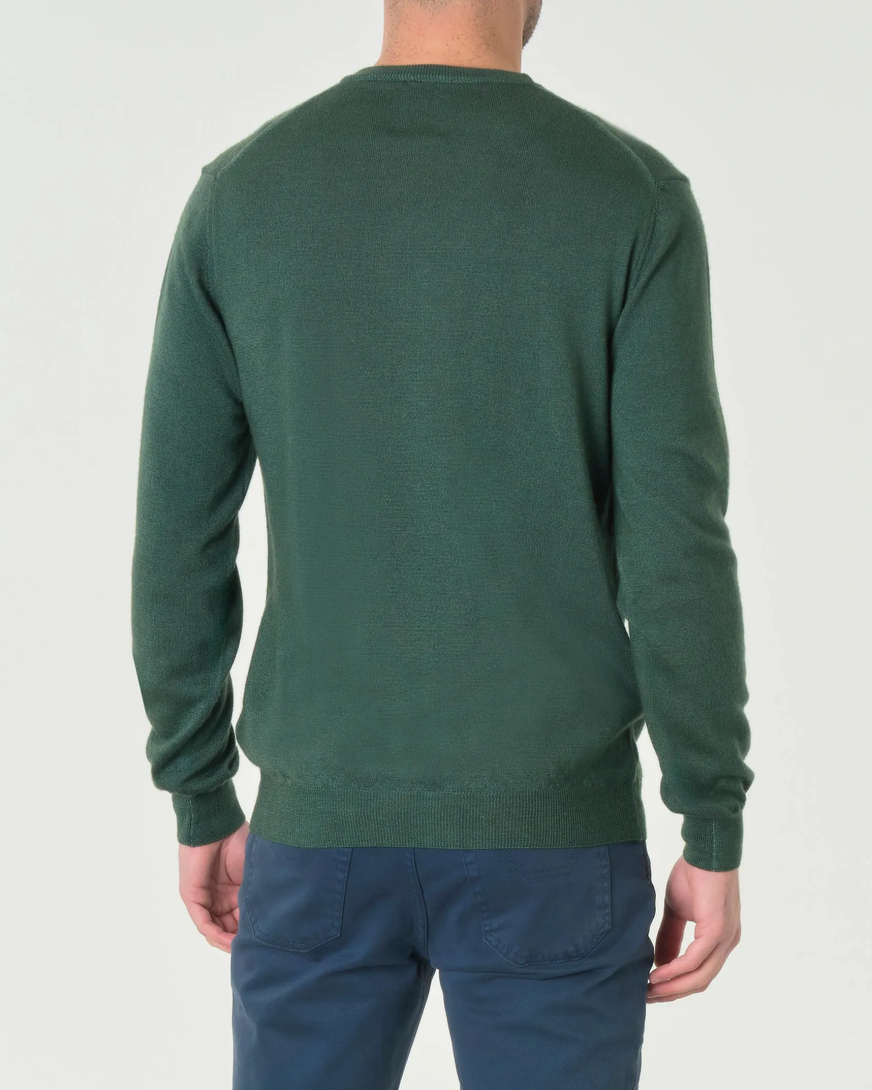 Maglia girocollo Woolrich verde pino in pura lana merino con logo ricamato in tono sul fondo