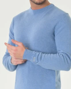Maglia girocollo Woolrich azzurra in lambswool di pura lana con logo ricamato sul polso