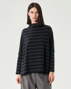 Maglia grigio antracite a righe nere Jurerê in misto cotone dalla linea boxy con colletto in piedi