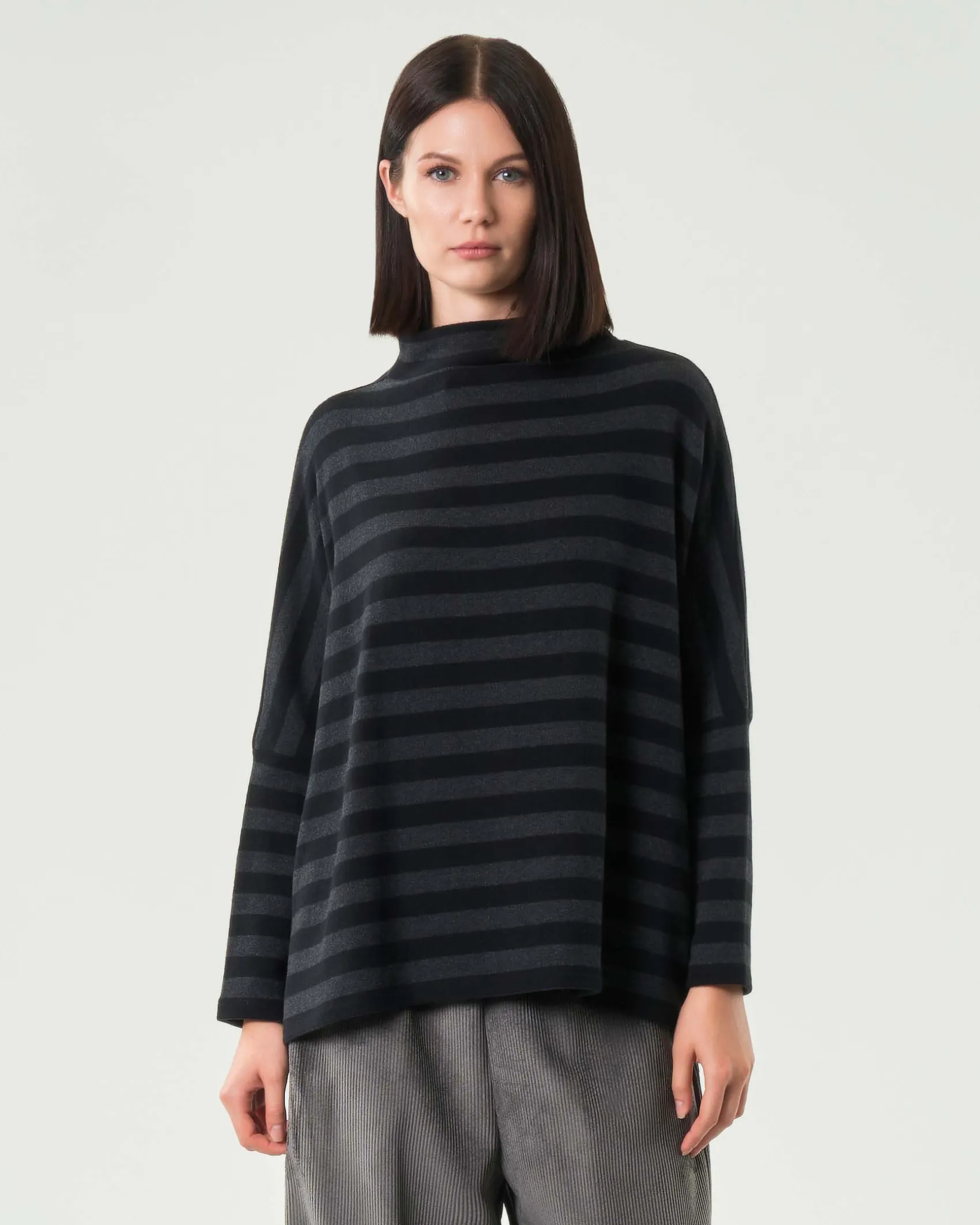 Maglia grigio antracite a righe nere Jurerê in misto cotone dalla linea boxy con colletto in piedi