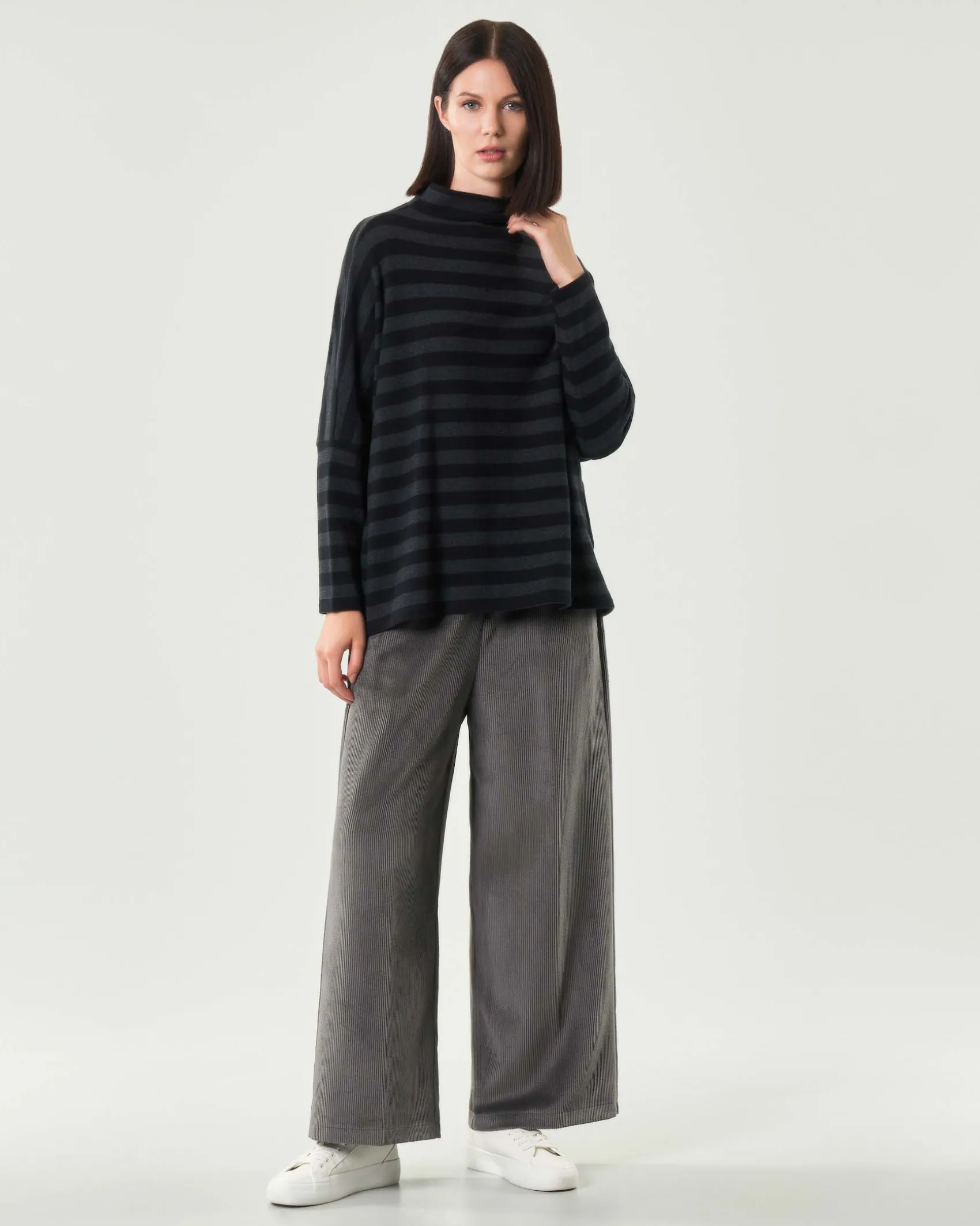 Maglia grigio antracite a righe nere Jurerê in misto cotone dalla linea boxy con colletto in piedi
