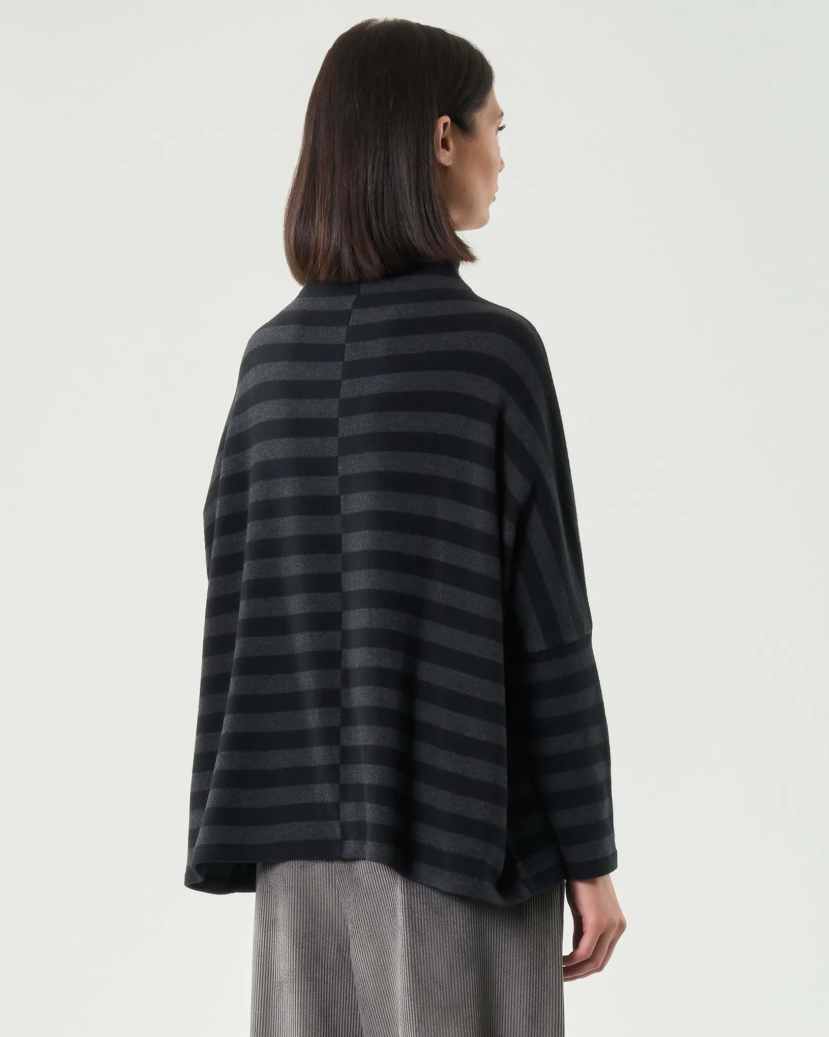 Maglia grigio antracite a righe nere Jurerê in misto cotone dalla linea boxy con colletto in piedi