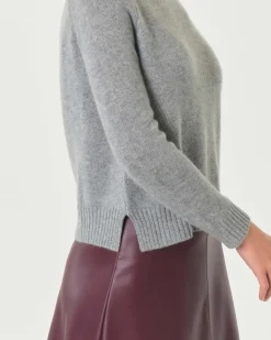Maglia grigio melange in cashmere con scollo tondo e spacchetti laterali