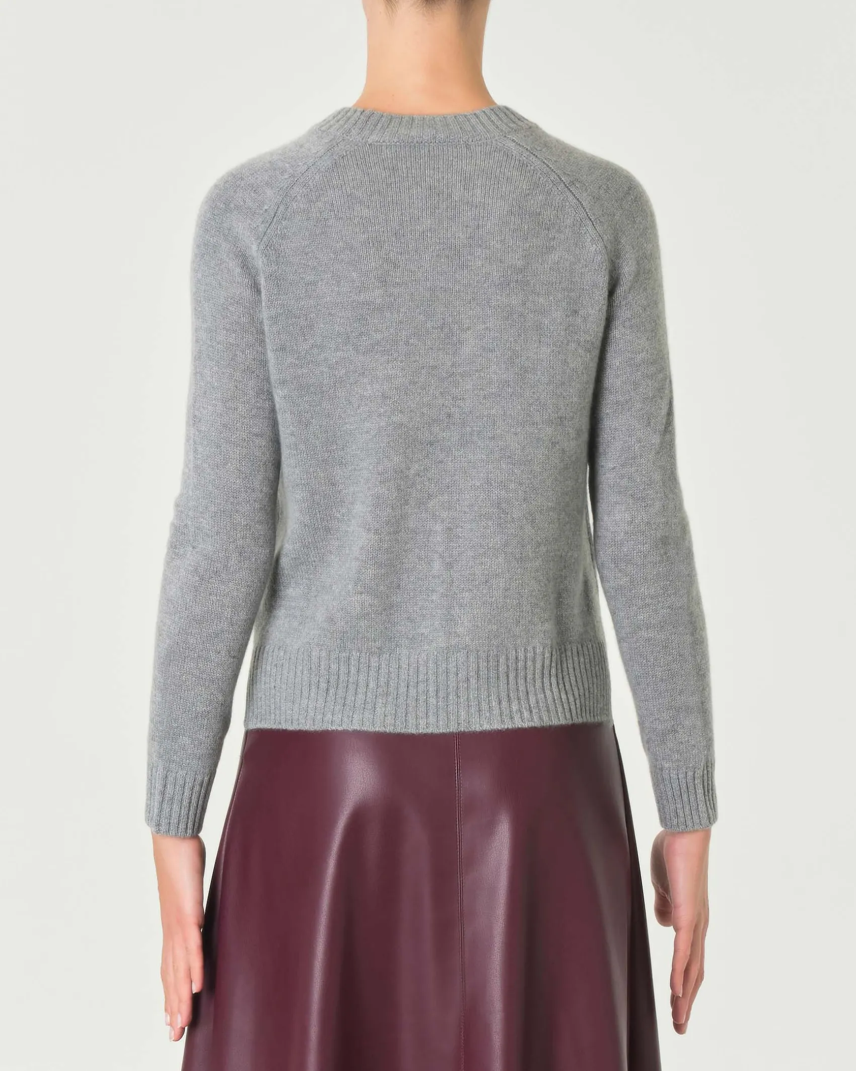Maglia grigio melange in cashmere con scollo tondo e spacchetti laterali