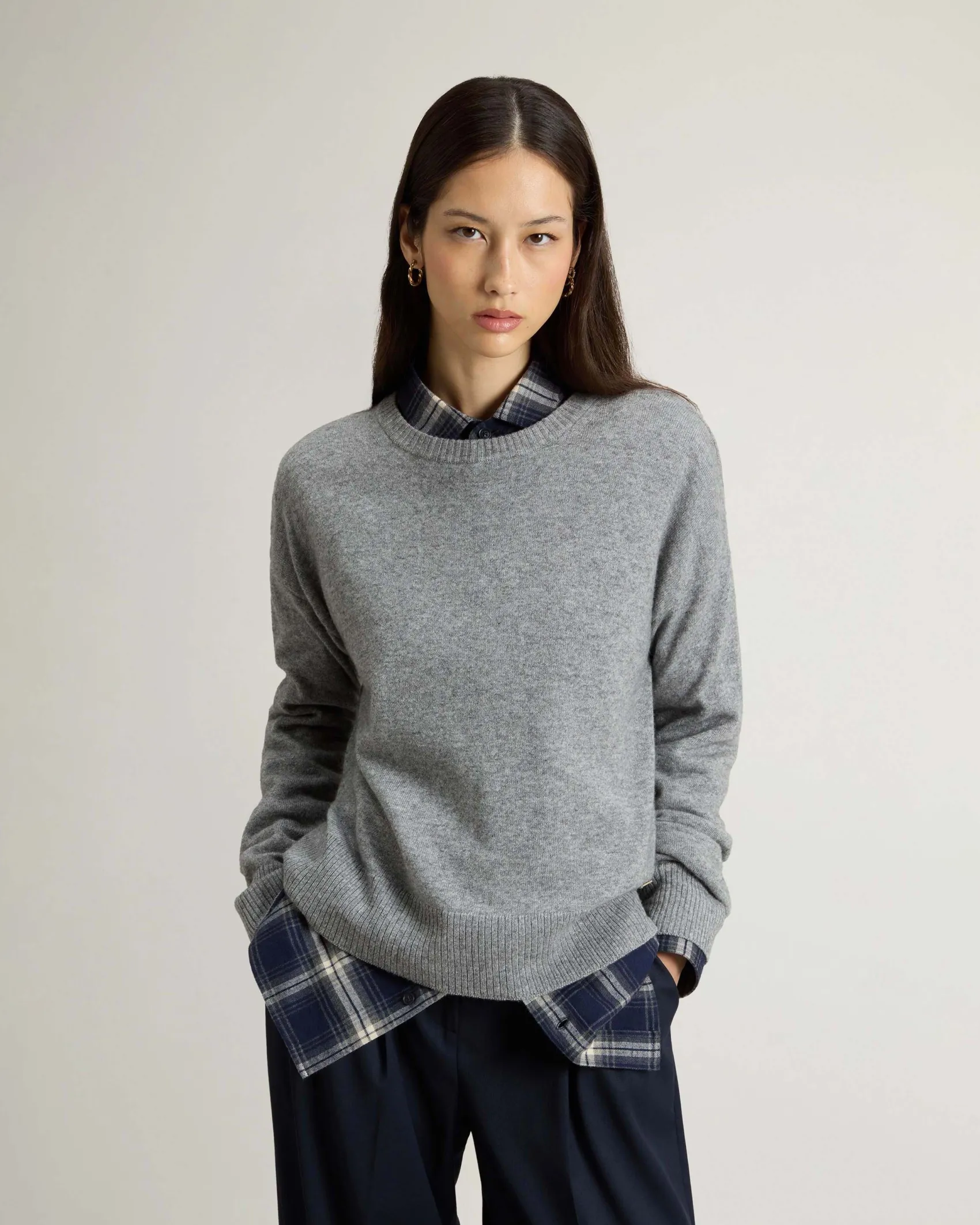 Maglia grigio melange Woolrich in lana e cashmere dalla linea boxy con scollo tondo