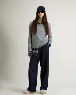 Maglia grigio melange Woolrich in lana e cashmere dalla linea boxy con scollo tondo