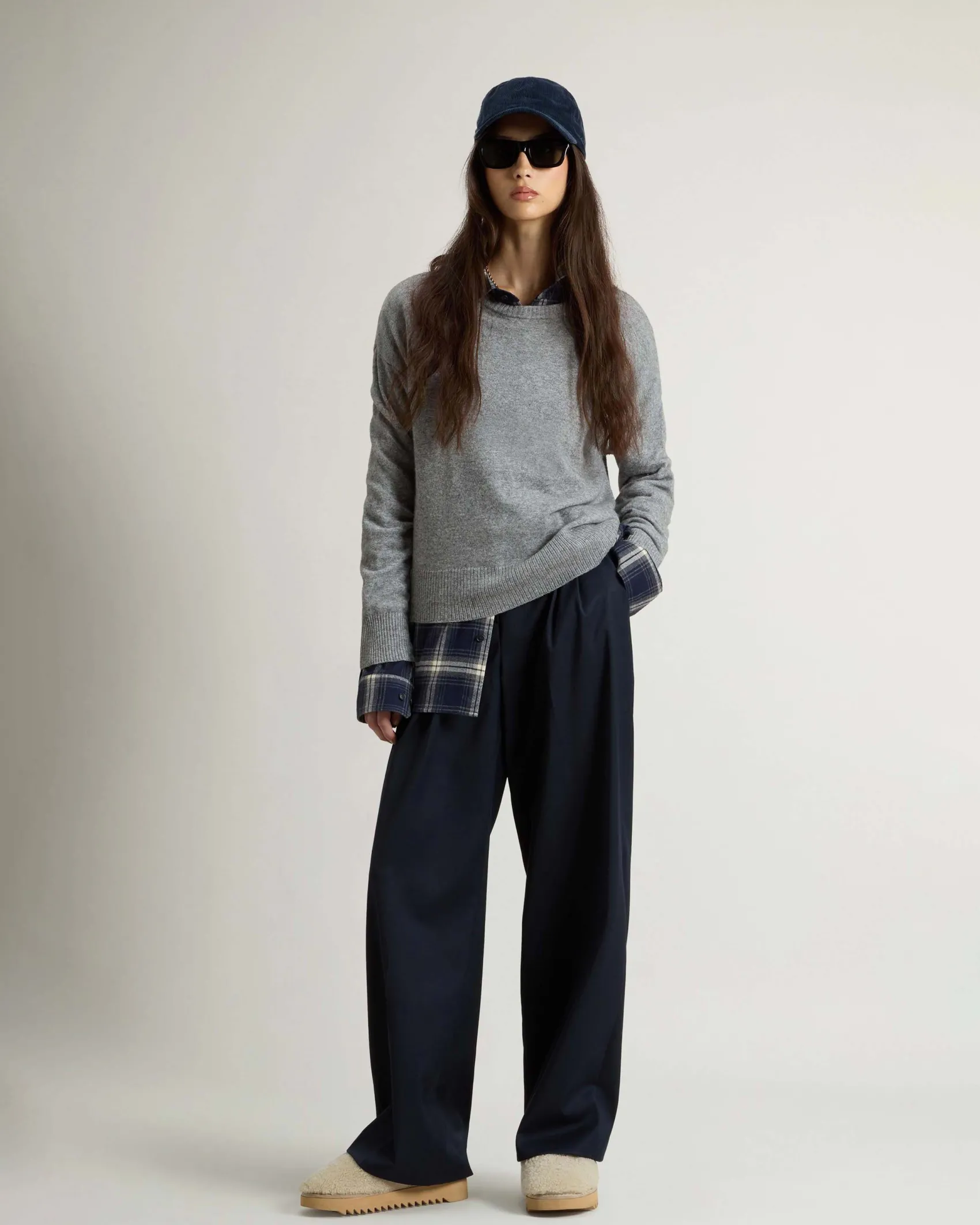 Maglia grigio melange Woolrich in lana e cashmere dalla linea boxy con scollo tondo