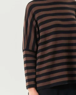 Maglia marrone a righe nere Jurerê in misto cotone dalla linea boxy con colletto in piedi