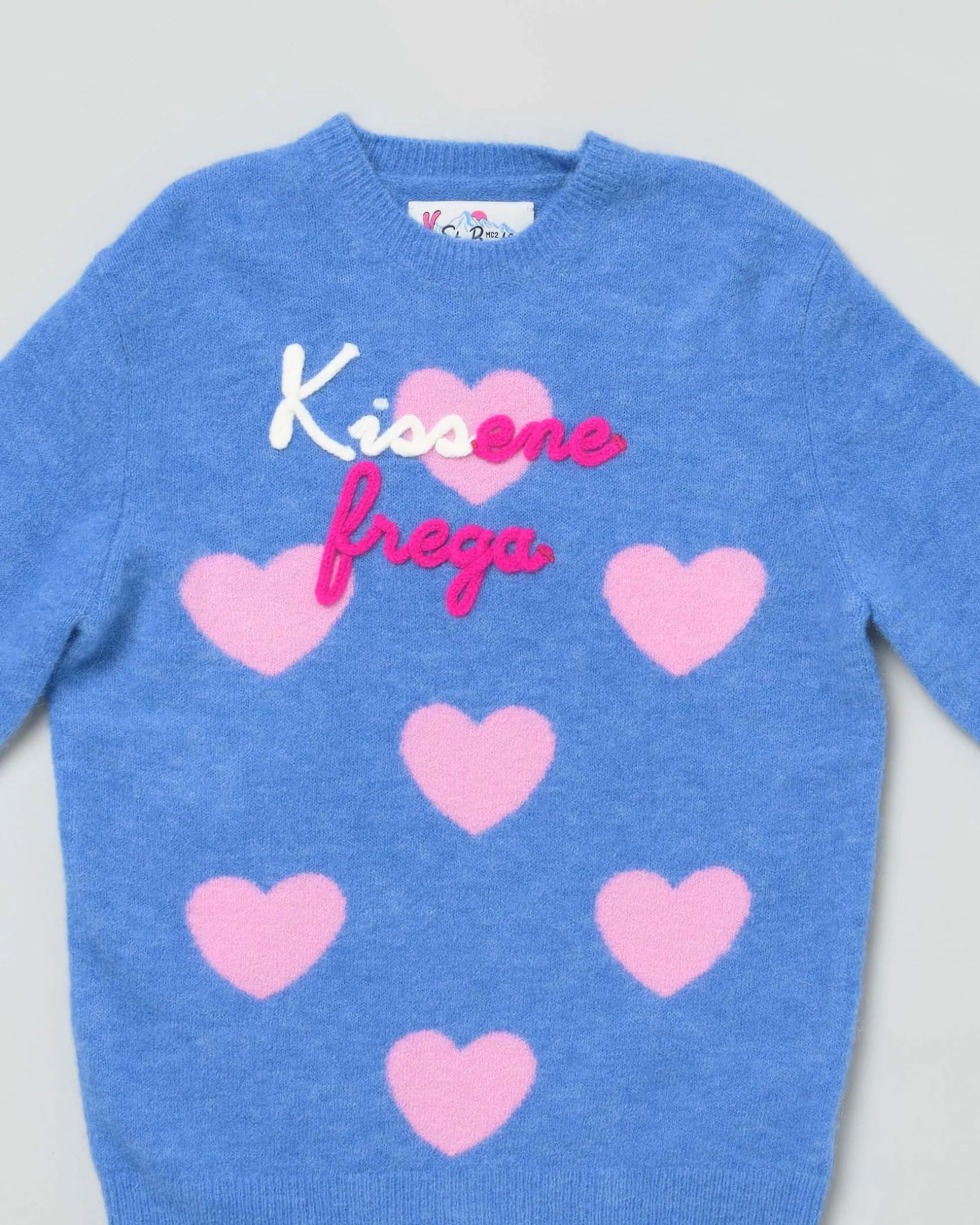 Maglia MC2 Saint Barth celeste girocollo con cuori jacquard rosa e scritta Kissene Frega