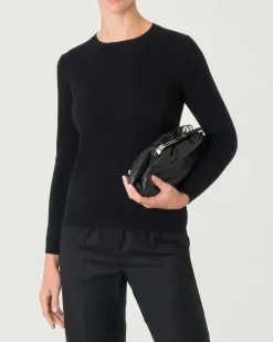 Maglia nera girocollo in cashmere con profili lavorati a costine