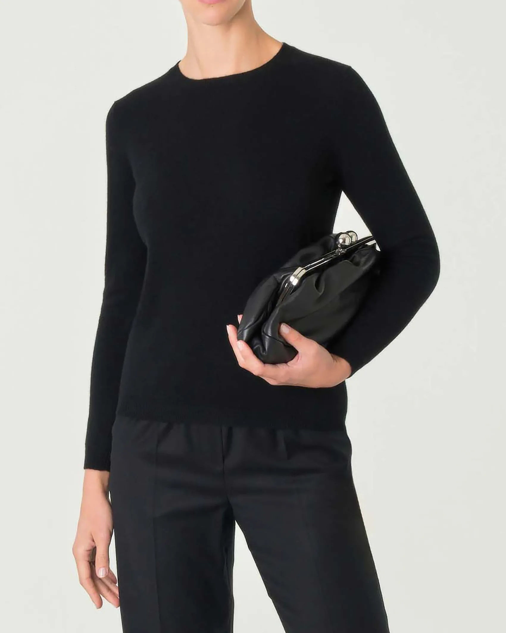 Maglia nera girocollo in cashmere con profili lavorati a costine