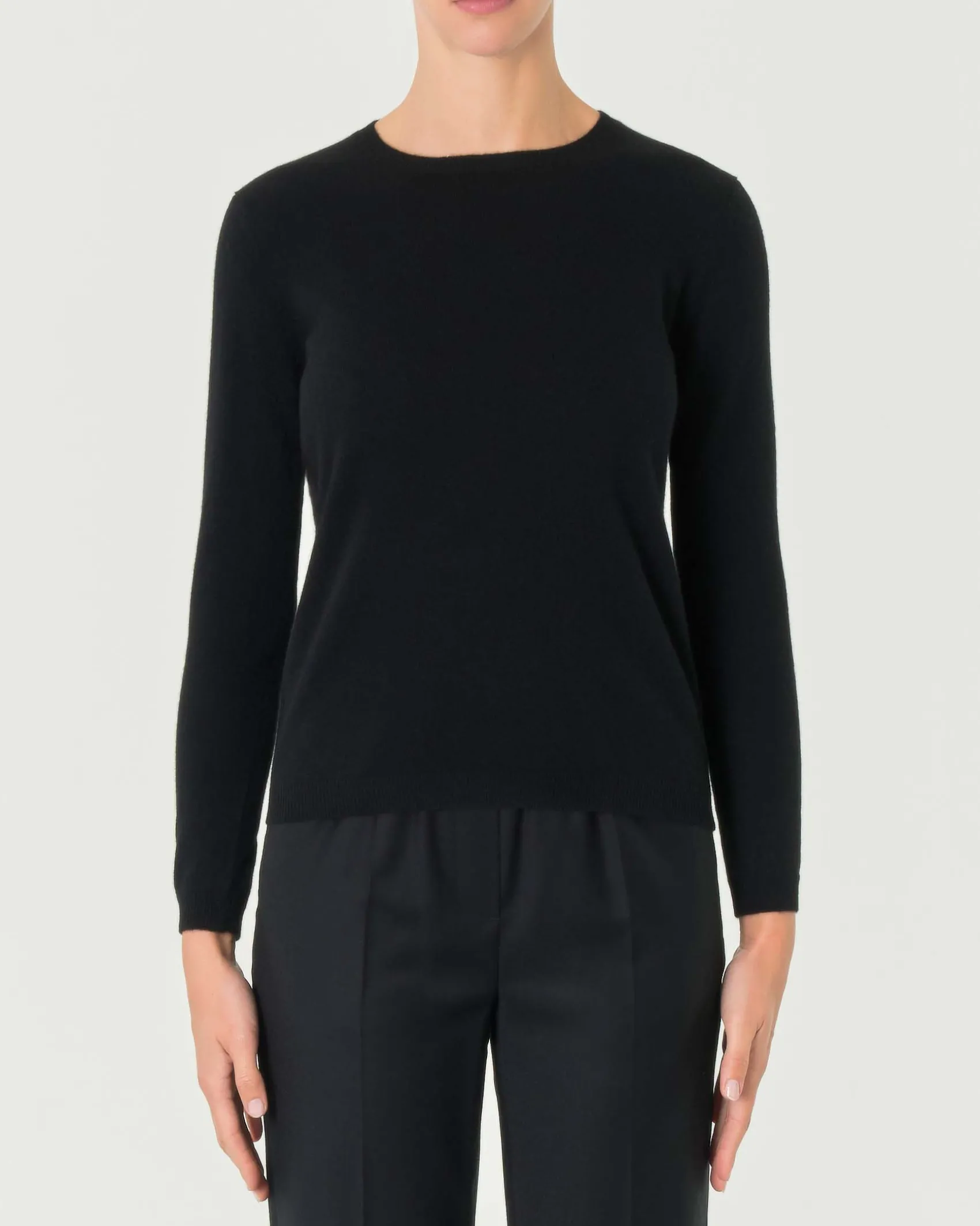 Maglia nera girocollo in cashmere con profili lavorati a costine