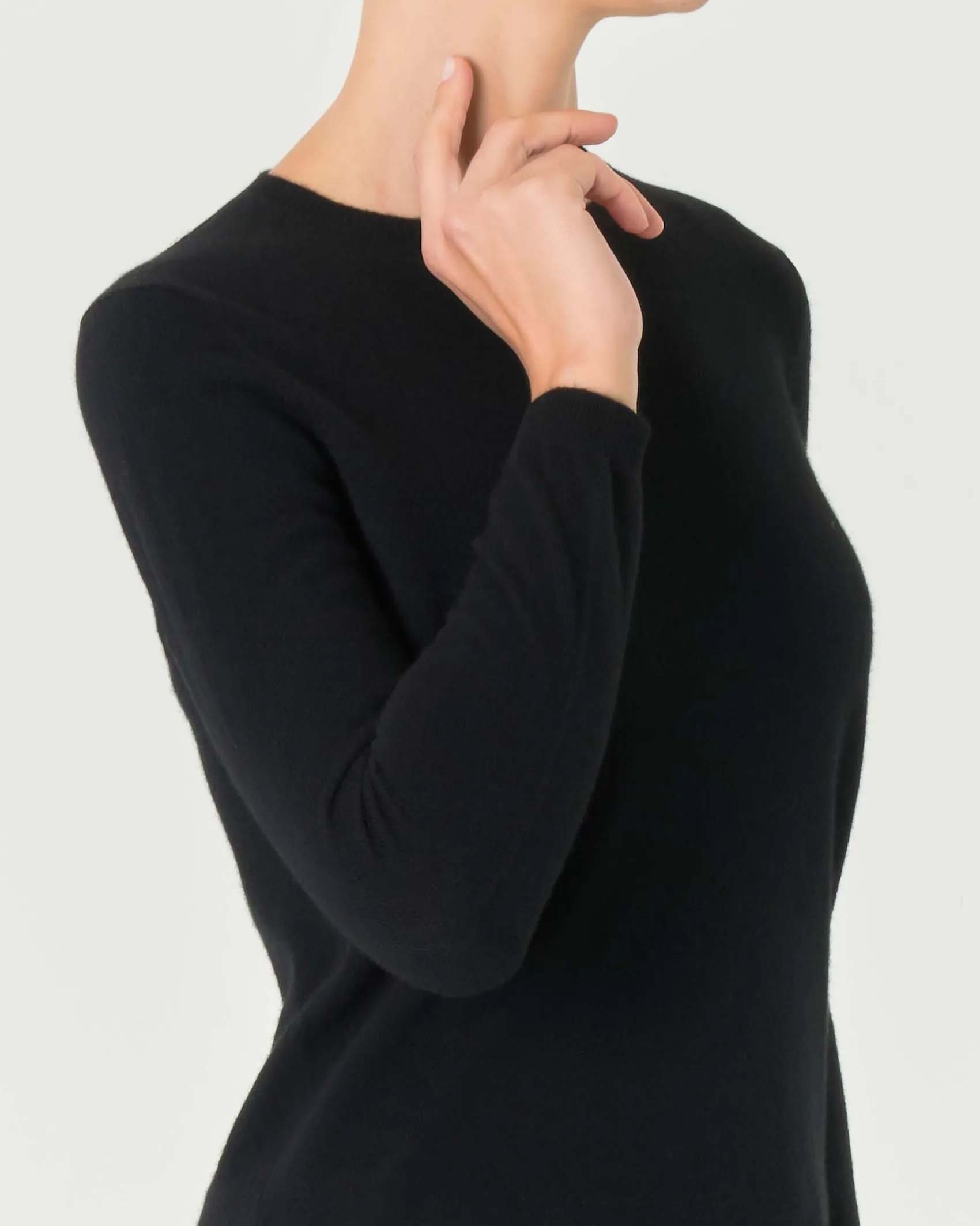 Maglia nera girocollo in cashmere con profili lavorati a costine