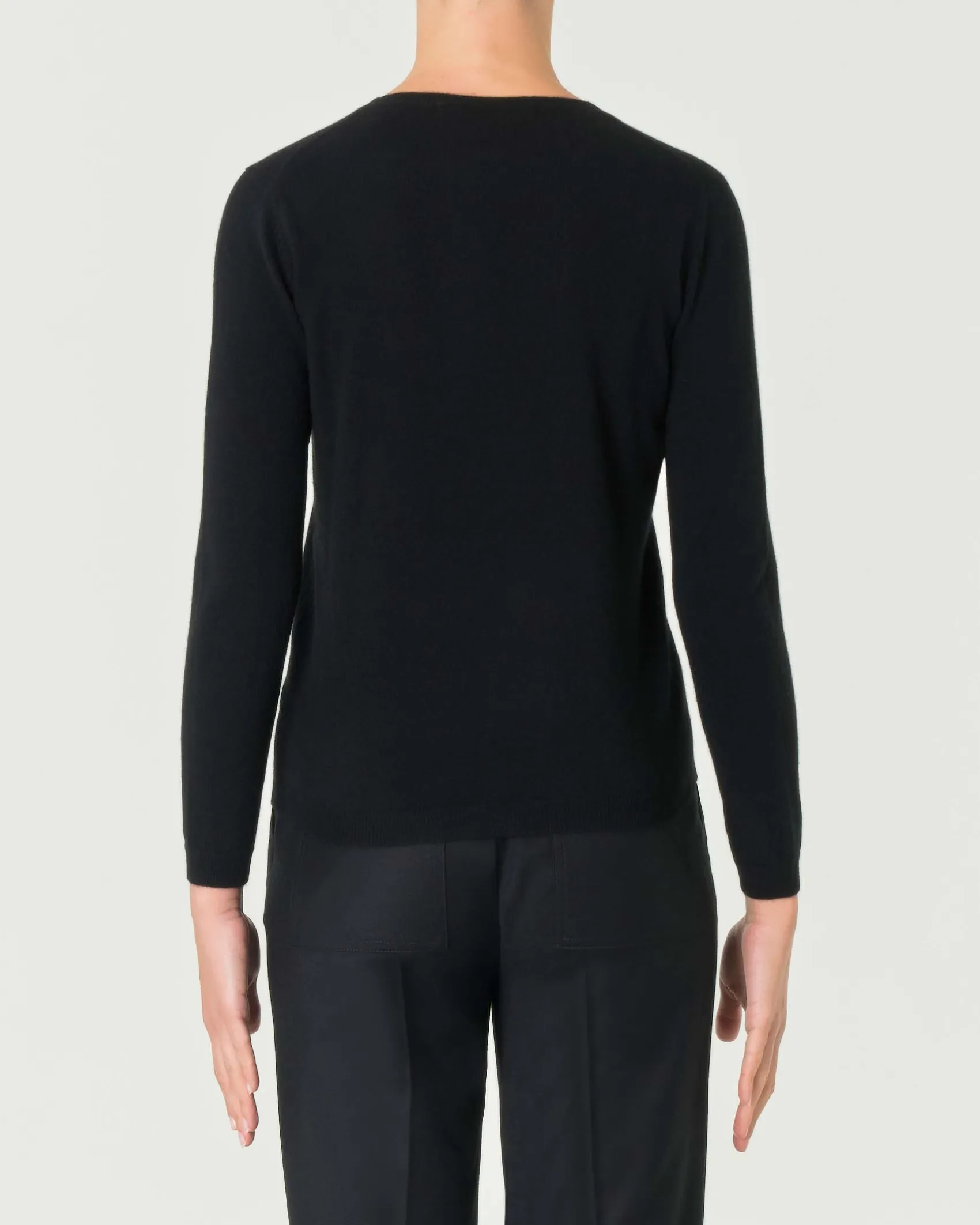 Maglia nera girocollo in cashmere con profili lavorati a costine
