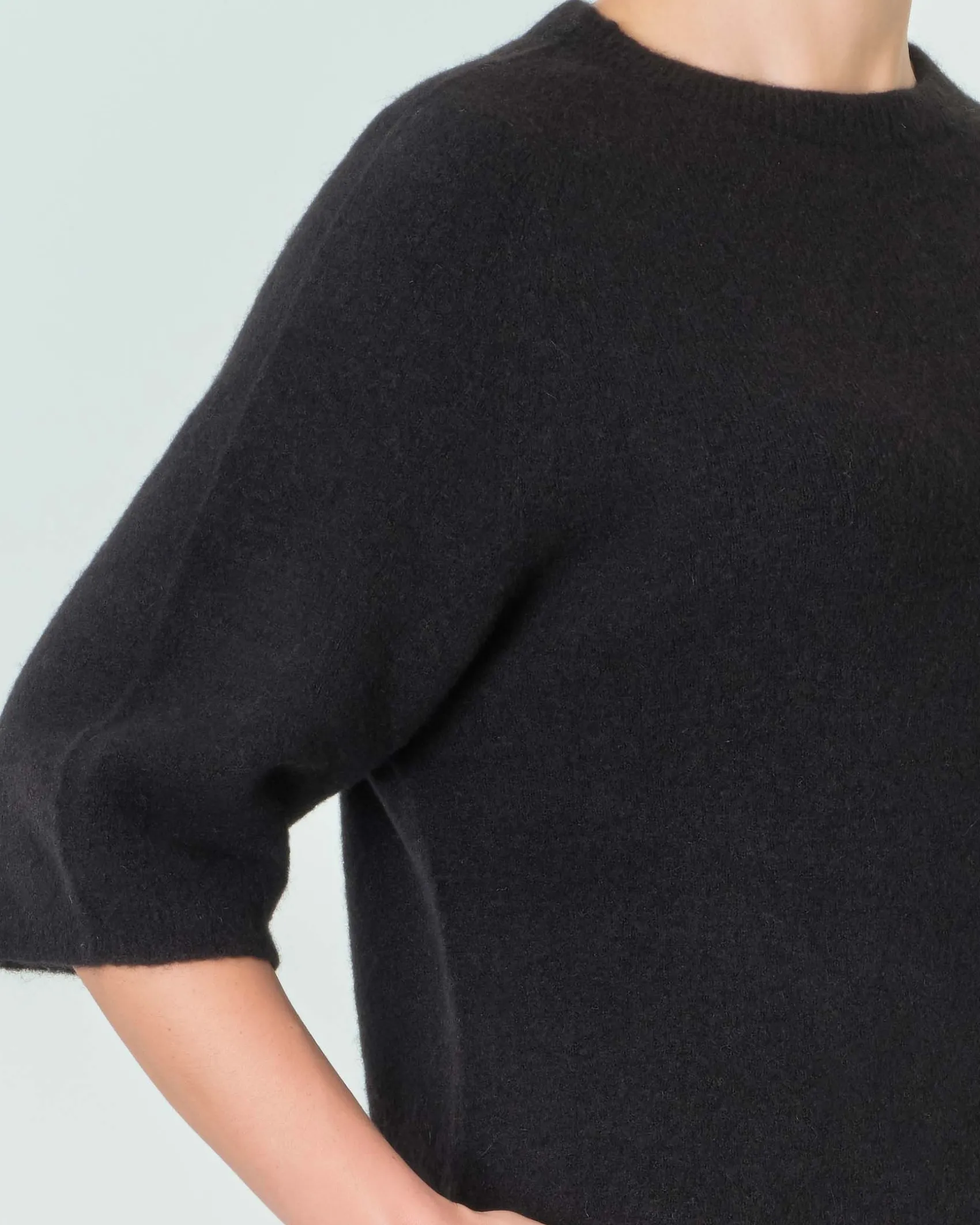 Maglia nera in misto alpaca con scollo tondo e maniche ampie a tre quarti