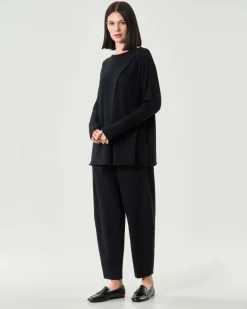 Maglia nera Jurerê in lana merino con piega trasversale sul davanti e polsi con guantino