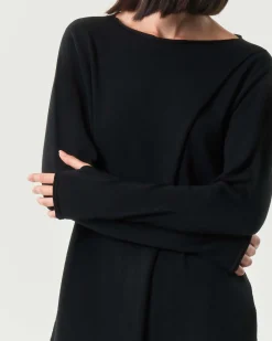 Maglia nera Jurerê in lana merino con piega trasversale sul davanti e polsi con guantino